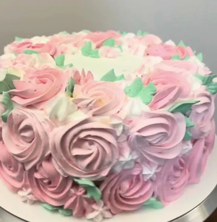 Torta de hojarasca con decoración de flores rosadas