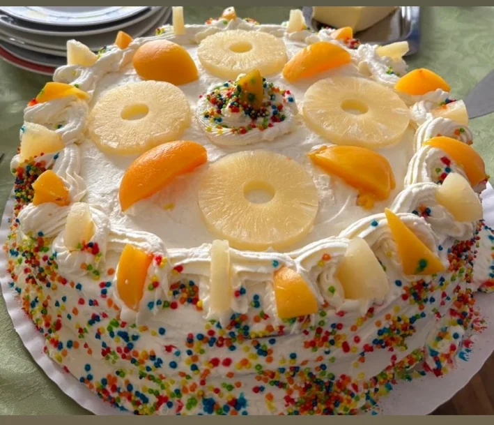 Torta Ochentera con crema y frutas